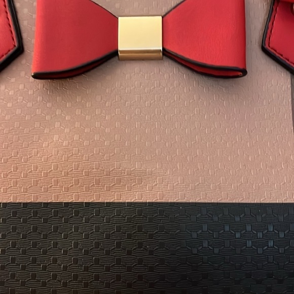 No Brand red bow purse. Black, tan, white, gray and beige design. Straps detach. - Picture 3 of 11